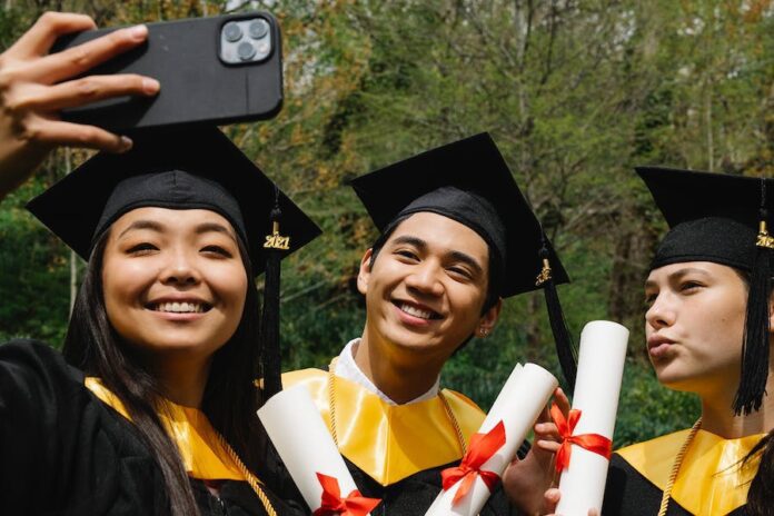Navigating-Your-Career-Journey-How-to-Apply-for-a-UK-Graduate-Visa-PSW-Visa-in-2024-GlobeMigrant.